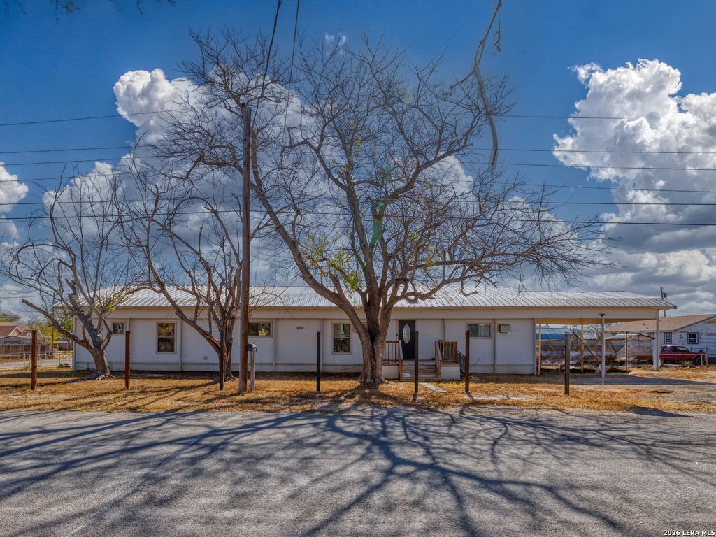 303 19th, Carrizo Springs, TX 78834