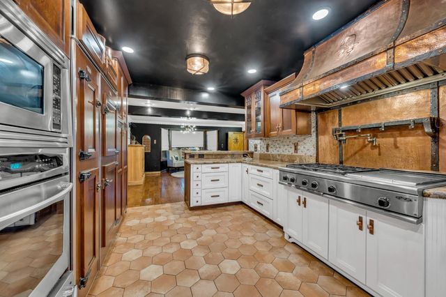 930 Saverien Dr, Sacramento, CA 95864