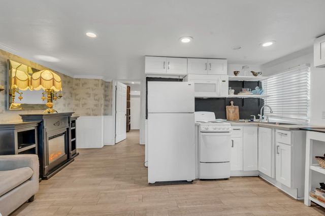 930 Saverien Dr, Sacramento, CA 95864