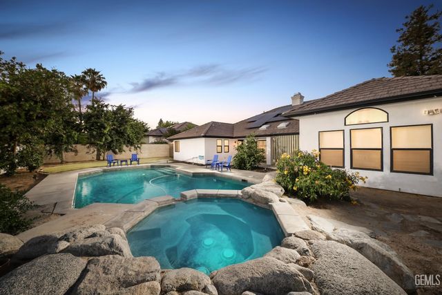 1205 Beckenham Parkway, Bakersfield, CA 93311