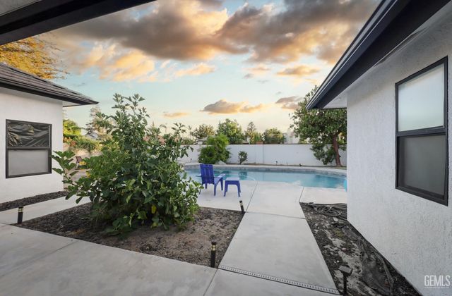 1205 Beckenham Parkway, Bakersfield, CA 93311