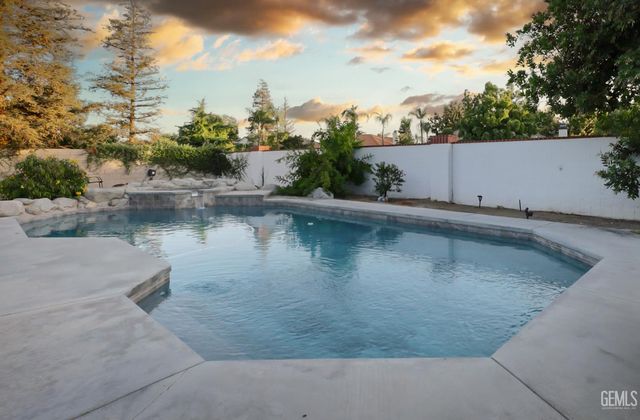 1205 Beckenham Parkway, Bakersfield, CA 93311