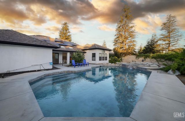 1205 Beckenham Parkway, Bakersfield, CA 93311