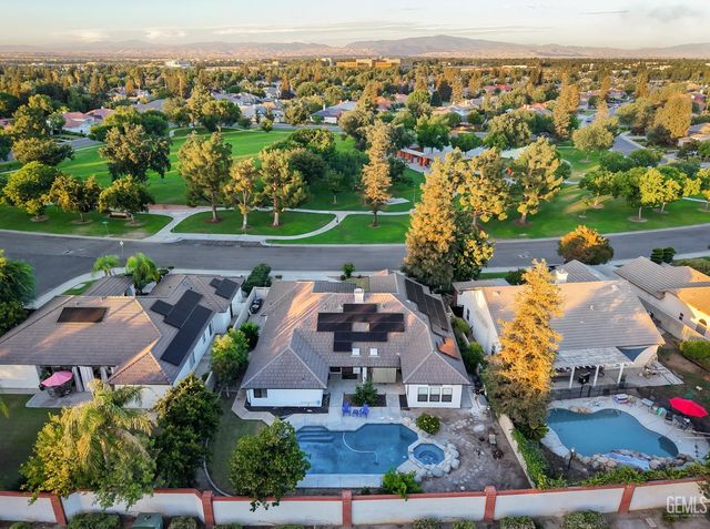 1205 Beckenham Parkway, Bakersfield, CA 93311