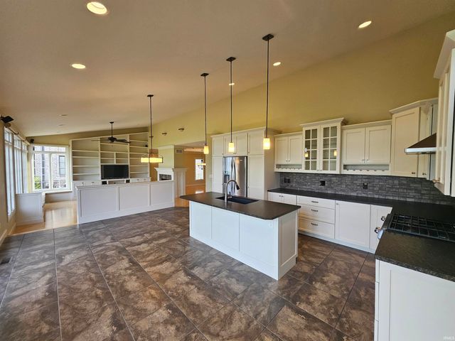 1709 Riverview Court, Evansville, IN 47713