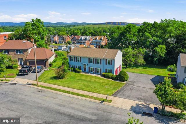 10 MANSION CT W, Birdsboro, PA 19508