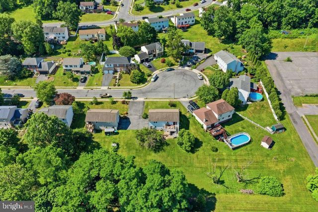 10 MANSION CT W, Birdsboro, PA 19508