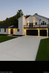 4741 Maycrest Drive, Waterford, MI 48328