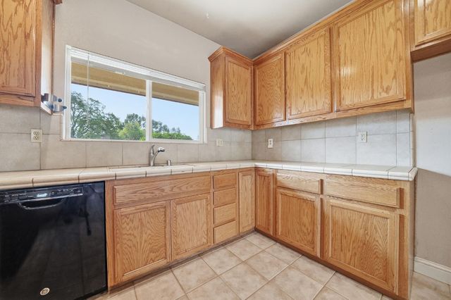 6710 Baldwin St, Valley Springs, CA 95252