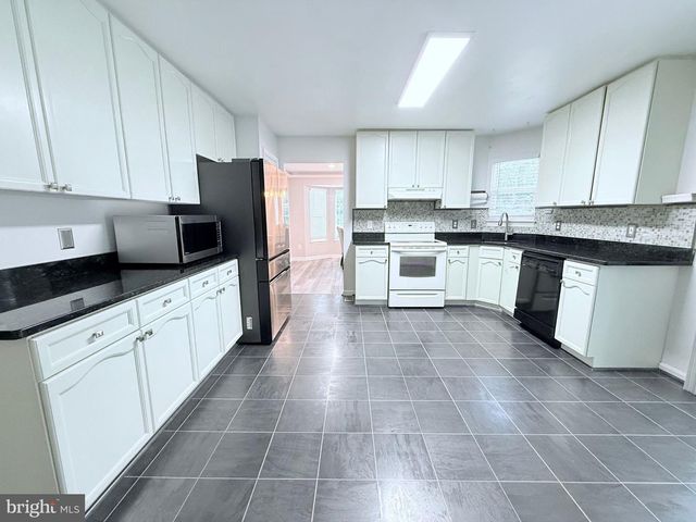 5801 CAMBRIDGE DR, Fredericksburg, VA 22407