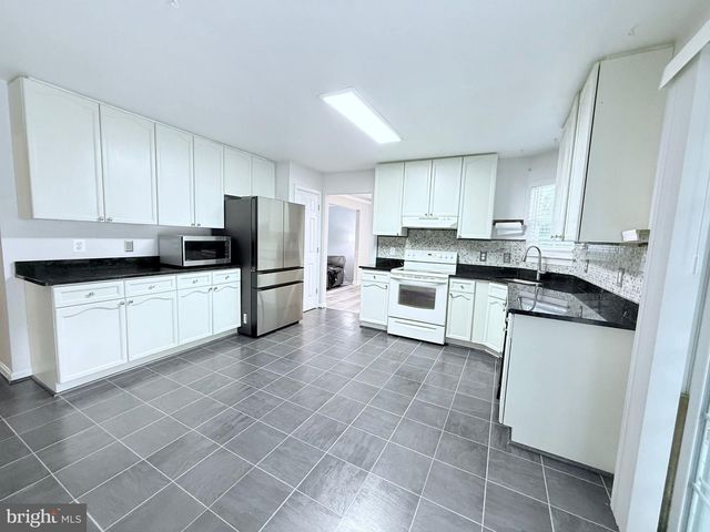 5801 CAMBRIDGE DR, Fredericksburg, VA 22407
