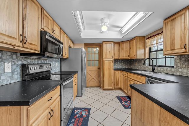 6860 SW 18th St, Miami, FL 33155