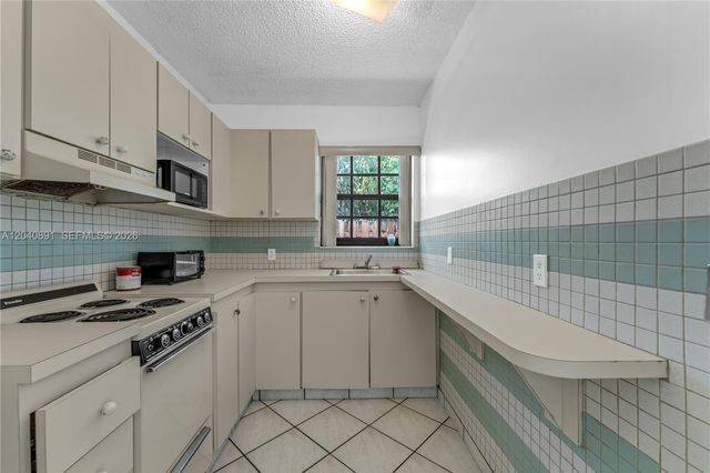 6860 SW 18th St, Miami, FL 33155