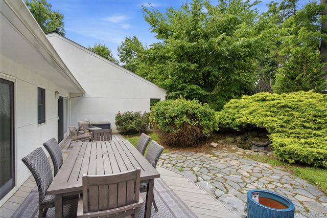 3 Engineers Road, Roslyn Harbor, NY 11576