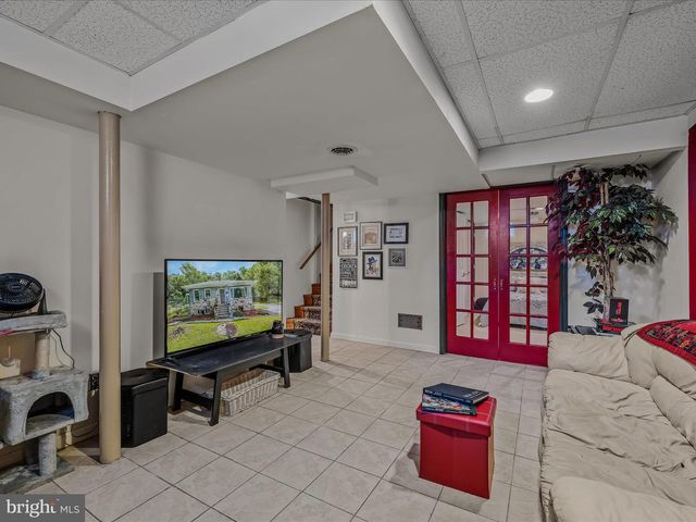 9 S LAUREL AVE, Berkeley Springs, WV 25411