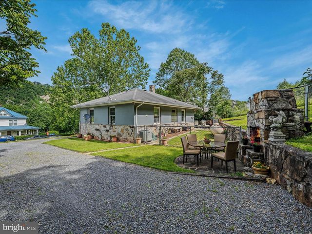 9 S LAUREL AVE, Berkeley Springs, WV 25411