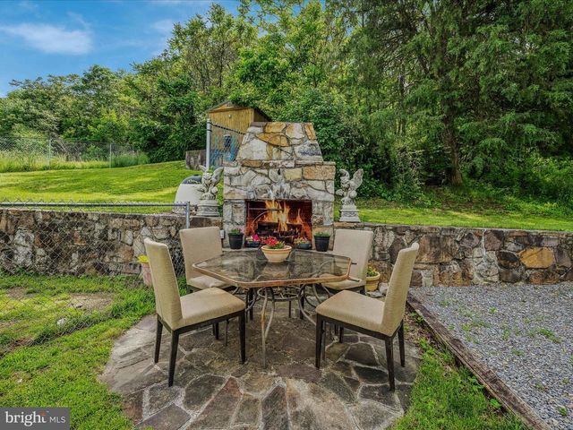 9 S LAUREL AVE, Berkeley Springs, WV 25411