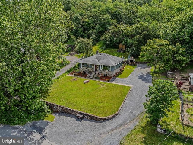 9 S LAUREL AVE, Berkeley Springs, WV 25411