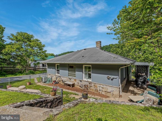 9 S LAUREL AVE, Berkeley Springs, WV 25411