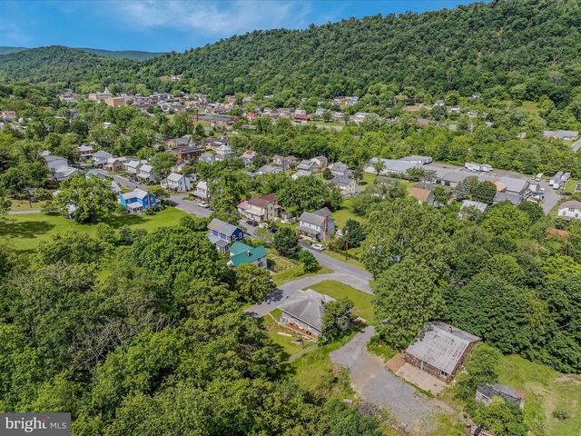 9 S LAUREL AVE, Berkeley Springs, WV 25411