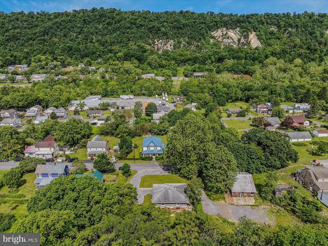 9 S LAUREL AVE, Berkeley Springs, WV 25411