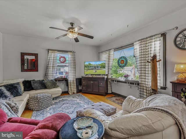 9 S LAUREL AVE, Berkeley Springs, WV 25411