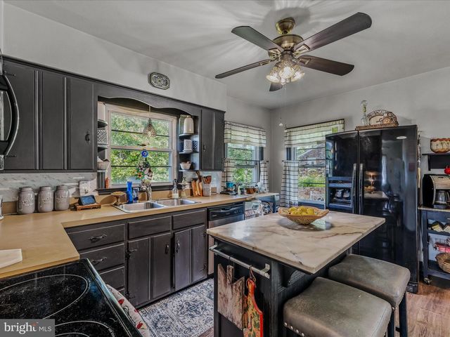 9 S LAUREL AVE, Berkeley Springs, WV 25411