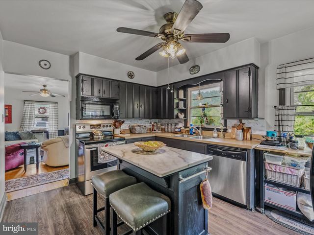 9 S LAUREL AVE, Berkeley Springs, WV 25411