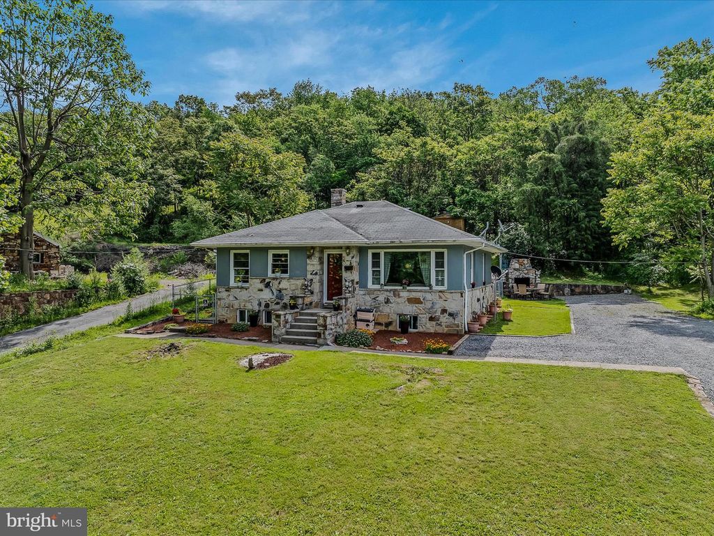 9 S LAUREL AVE, Berkeley Springs, WV 25411