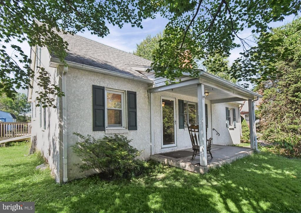 61 N TOWNSHIP LINE RD, ROYERSFORD, PA 19468 — exterior