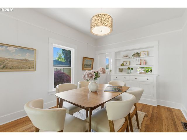 3733 Se 28TH Pl, Portland, OR 97202