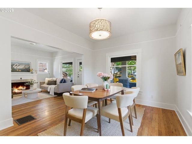 3733 Se 28TH Pl, Portland, OR 97202