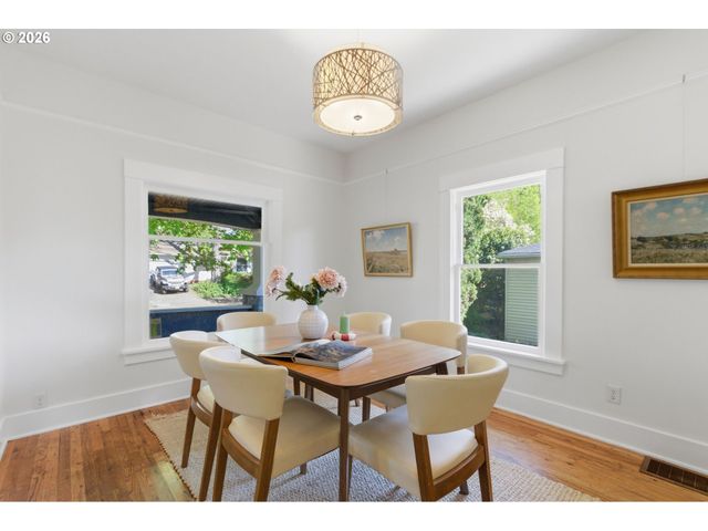 3733 Se 28TH Pl, Portland, OR 97202
