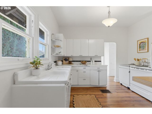 3733 Se 28TH Pl, Portland, OR 97202
