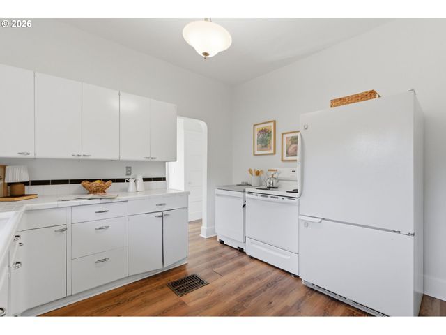 3733 Se 28TH Pl, Portland, OR 97202