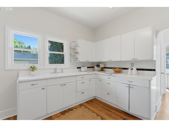 3733 Se 28TH Pl, Portland, OR 97202