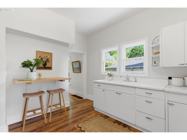 3733 Se 28TH Pl, Portland, OR 97202