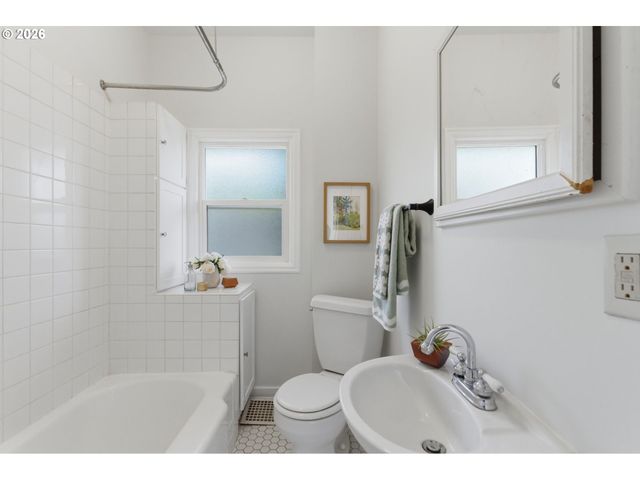 3733 Se 28TH Pl, Portland, OR 97202