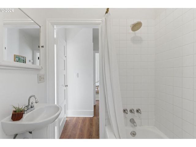 3733 Se 28TH Pl, Portland, OR 97202