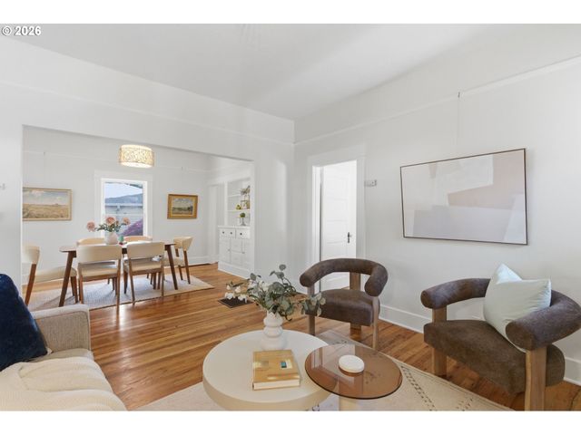 3733 Se 28TH Pl, Portland, OR 97202