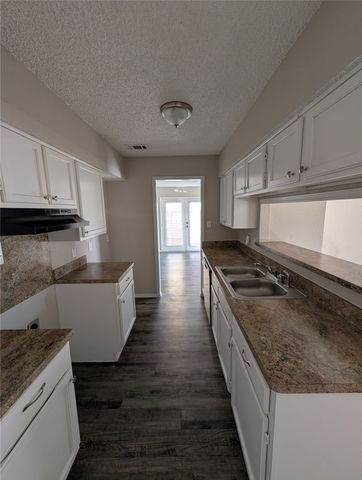 10124 Lone Eagle Drive, Fort Worth, TX 76108