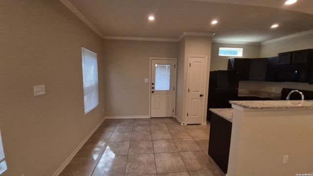 6866 Lakeview Dr, San Antonio, TX 78244