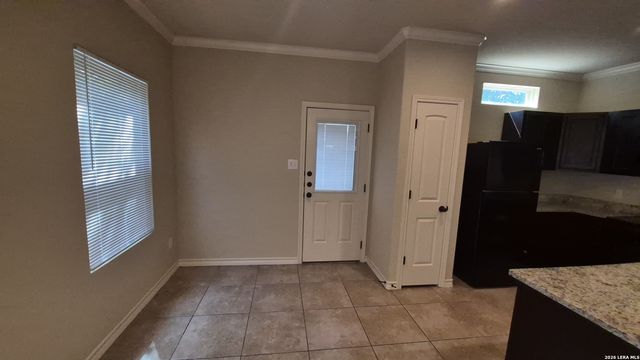 6866 Lakeview Dr, San Antonio, TX 78244