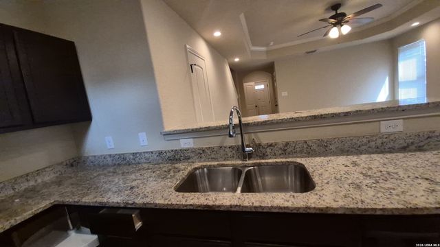 6866 Lakeview Dr, San Antonio, TX 78244