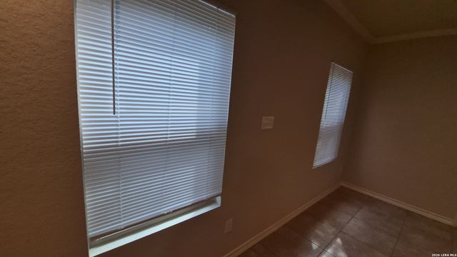 6866 Lakeview Dr, San Antonio, TX 78244