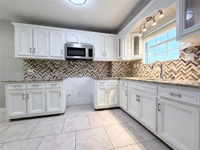 527 Slumberwood Dr, Houston, TX 77013