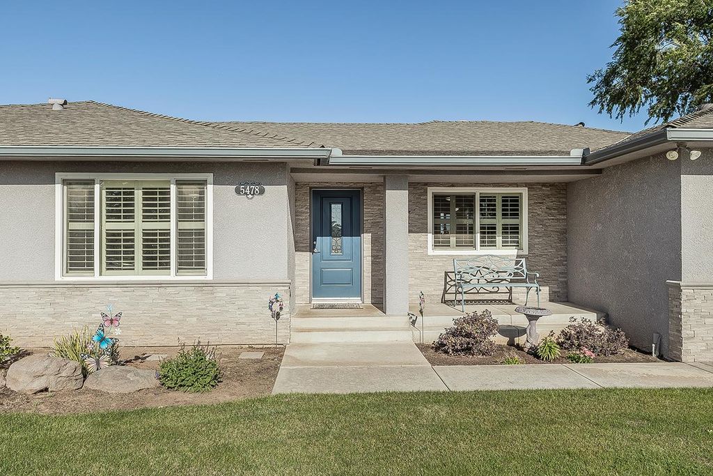 Image 2 of property listing at 5478 Poinsetta Avenue, Clovis, CA 93619