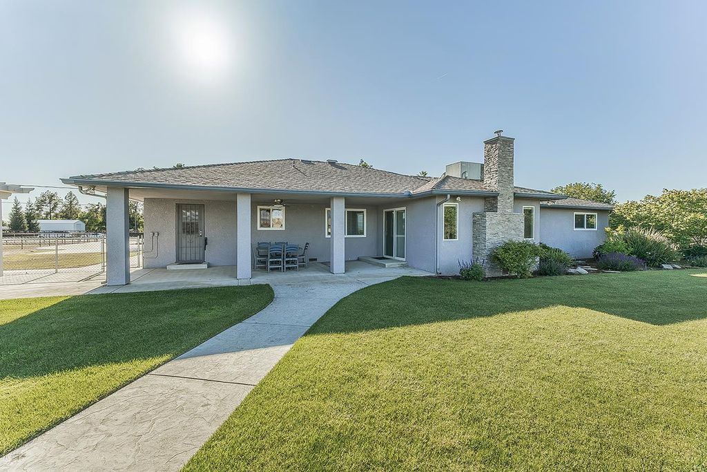 Image 34 of property listing at 5478 Poinsetta Avenue, Clovis, CA 93619