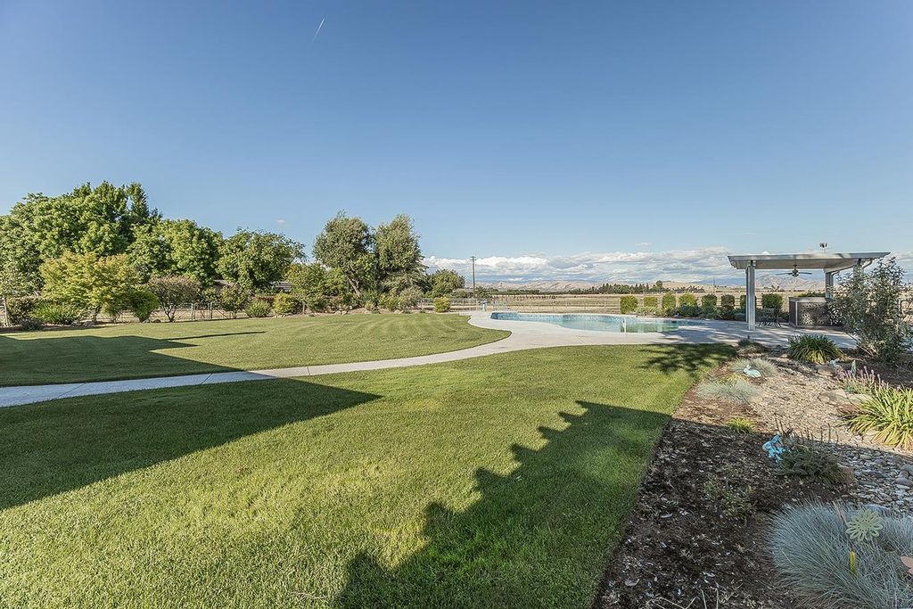 Image 35 of property listing at 5478 Poinsetta Avenue, Clovis, CA 93619