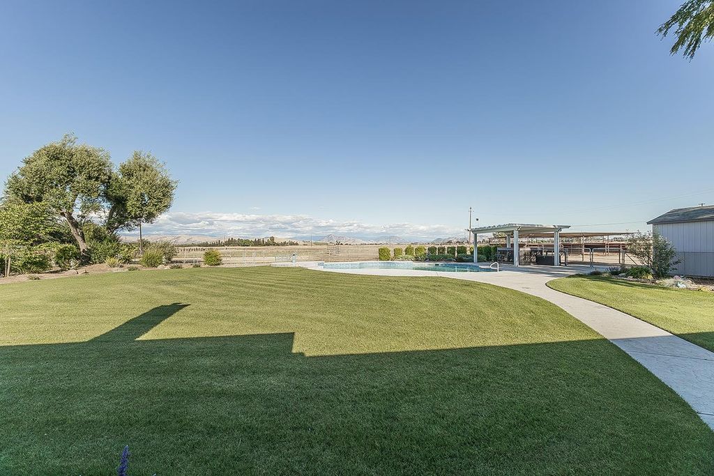 Image 36 of property listing at 5478 Poinsetta Avenue, Clovis, CA 93619